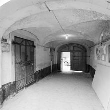 Mäster Mikaels Gata 2. Rum 133, portgång sedd mot gatan
