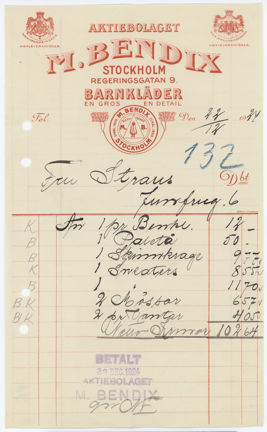 Kvitto med text M.Bendix Barnkläder. Fru Strauss med bokstäver. På kvittot står det bland annat annat Paletå och skinnkrage.