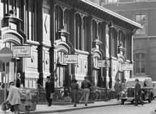 Hötorgshallen med entréer mot Slöjdgatan. I fonden skymtar Nya Elementarskolan. Den gamla saluhallen revs 1954 och ersattes av en provisorisk hall till 1958