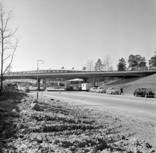 Tunnelbanebron över Farstavägen. I bakgrunden den tillfälliga stationen för tunnelbanan samt en buss på linje 185