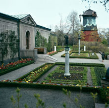 Galleribyggnaden och galleriterrassen, Prins Eugens waldemarsudde, med Linoljekvarnen åt öster i fonden.