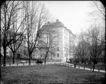 Från Katarina kyrkas gård mot Katarina Östra Kyrkogata. Numera Katarina Östra Kyrkogårdsgränd