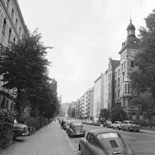 Östermalmsgatan västerut mot Engelbrektskyrkan. T.h. Östermalmsgatan 49-47