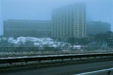 Marieberg sett från Västerbron. Till vänster bostadshusen ”Bacon-Hill” och ”Dragspelshuset” på Fyrverkarbacken och till höger SvD-huset.