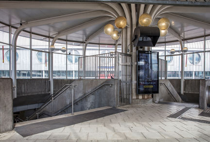 Vänthall vid Gullmarsplans busshållplats. På betongdäcket finns fyra långa tunnvälvda skärmtak klädda med falsad naturfärgad plåt, två på en "ö" i mitten och två längs de yttre kanterna. Runt betongdäcket finns en betongmur. På "ön" i mitten finns en vänthall med ett tak format som tre parallella tunnvalv, täckt med naturfärgad falsad plåt. Väggarna är av glas och rostfritt stål på en sockel av betong.