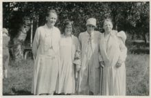 Ebba Holgersson, Honorine Hermelin och Ada Nilsson tillsammans med en okänd kvinna