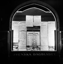 Birger Jarlsgatan 10-12. I Svenska Dagbladets depeschbyrås fönster visas poängställningar och antal tagna medaljer, för de länder som deltar i OS i Helsingfors