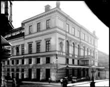 Svenska Teatern, Blasieholmsgatan 4 A i hörnet av Teatergatan