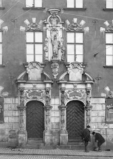 Dubbelportal till Petersénska huset. Munkbron 11