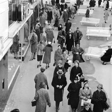 Människor promenerar på Sergelgatan. Till vänster Sporres Radio, Sergelgatan 11-15
