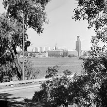 Utsikt mot Stadshuset från Söder Mälarstrand. Klara kyrka och höghusen i fonden