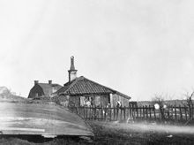 Hus vid Trädgårds Tvärgränd 13 (nu Helgagatan). Här på Helgaberget byggdes Allhelgonakyrkan 1918