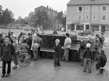 Sparbanksvägen 22-24, Riksdalertorget, Hägerstensåsen. Barn samlade kring den nya fontänen