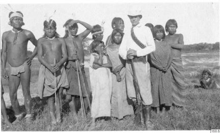 En grupp ursprungsbefolkning i Gran Chaco, tillsammans med en vit man i västerländska kläder.