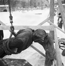 Nils Ericssons staty i Järnvägsparken flyttades den 11 mars 1947 kl 14.10