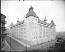 Adolf Fredriks folkskola mot korsningen Dalagatan - Rådmansgatan.