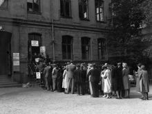 Människor köar för ransoneringskort vid Stockholms stads kristidsnämnd Vasagatan 13.