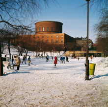 Skridskoåkning i Observatorielunden. Vy mot Stadbiblioteket