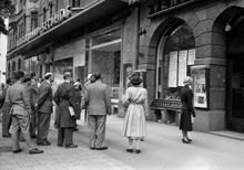 Birger Jarlsgatan 10-12. En folksamling utanför Svenska Dagbladets depeschbyrå läser löpsedlar