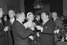 Hazeliusbacken 20, Hasselbacken. Svensk- Amerikanska sällskapet firar Independence Day. Jussi och Anna-Lisa Björling minglar