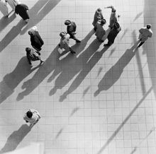 Gående och samtalande människor. Fågelperspektiv