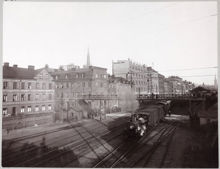 Spårområde med ånglok. Vy söderut från Gamla Kungsholmsbrogatan