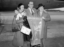 Jussi och Anna-Lisa Björling och Edvin Adolphson med affisch om Jussis framträdande på Djurgårdsmässan