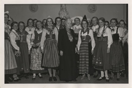 Selma Lagerlöf med seminarieelever - Högre lärarinneseminariet 1936