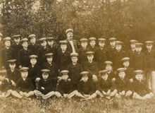 Pojkarna i gräset. Frimurarbarnhuset i Kristineberg, 16 augusti 1908.