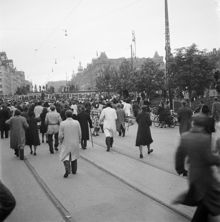 Fredsdagen i Köpenhamn. Köpenhamnsborna firar freden på Rådhuspladsen.