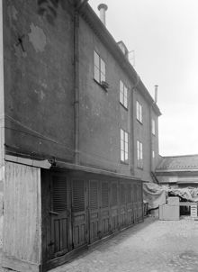 Mäster Samuelsgatan 40, gårdssidan norrut. Östra gårdshuset med utedass. Här går numera Sveavägen norr om Sergels Torg