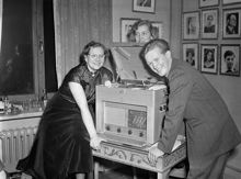 Pristagarna vid riksfinalen i vältalighetstävlan visar upp en radiogrammofon. Anne-Marie Stormdal, Lena Lönner och Göran Sjöberg