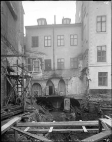 Gårdsfasaden till Stora Nygatan 28. T. h. skymtar Schönfeldtska husets gårdsfasad.Lilla Nygatan nummerändrad 19 = 13