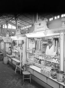 Helge Gustavssons köttbutik i Hötorgshallen. Saluhallen revs 1954, butikerna flyttade till en provisorisk länga tills nya hallen var färdig 1958