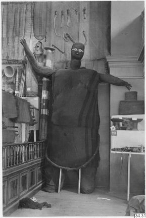 Svartvitt fotografi av en kongolesisk niombo, i Etnografiska missionsutställningen på Vetenskapsakademien.