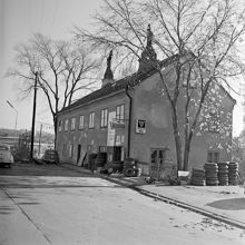 Bondegatan 92 från nordväst. Gummiverkstad i bottenvåningen med högar av bildäck utanför