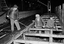 Alvik. Spårvägspersonal river ner linje 11:s perronger, nattetid