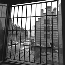 Bergsgatan 48. Utsikt från en cell mot stadshäktet och Polishuset
