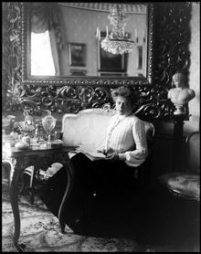 Interiör med proträtt av fru Elliot