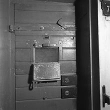 Bergsgatan 48. Lucka till isoleringscell
