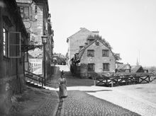 Lilla Glasbruksgatan västerut från korsningen med Stora Glasbruksgatan (t.h.). Tv. går trappor till Katarina Kyrkobacke