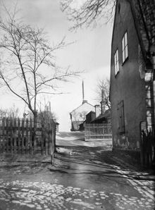 Kungsholms Östra Kvarngränd norrut. Östra Kvarngränd 6 t.h. Huset ägdes av Bolinders AB. Motsvarar nu läget mellan Kungsklippan 5 och 6