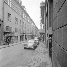 Vattugatan 5 västerut innan rivning. Glasmästeri till vänster