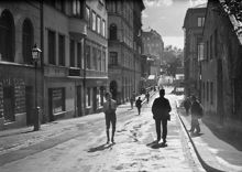 Kungstensgatan västerut mot Observatorielunden från korsningen Döbelnsgatan. Människor på gatan.