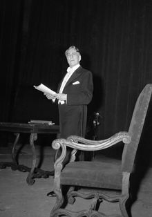 Nybroplan, Dramaten (Dramatiska teatern). Skådespelare Poul Reumert läser Molières (Jean-Baptiste Poquelin) pjäs Don Juan