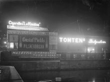 Affischer och ljusreklam vid Slussen mellan Östra - och Västra Slussgatan, fasaden mot vattnet.