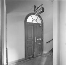 Själagårdsgatan 19. Nikolai polisstation. Skylt vid dörren