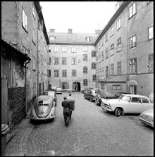 Hamngatan 17. Gården med gathuset. (Rivs 1958)