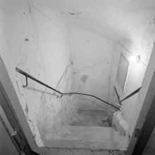 Bastugatan 6. Gathus, källare. Källartrapp från entré 223