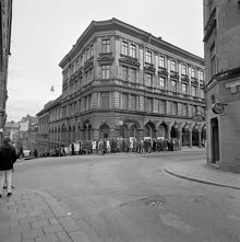 Regeringsgatan 74 vid hörnet av David Bagares Gata 19. Kö utanför Nalen